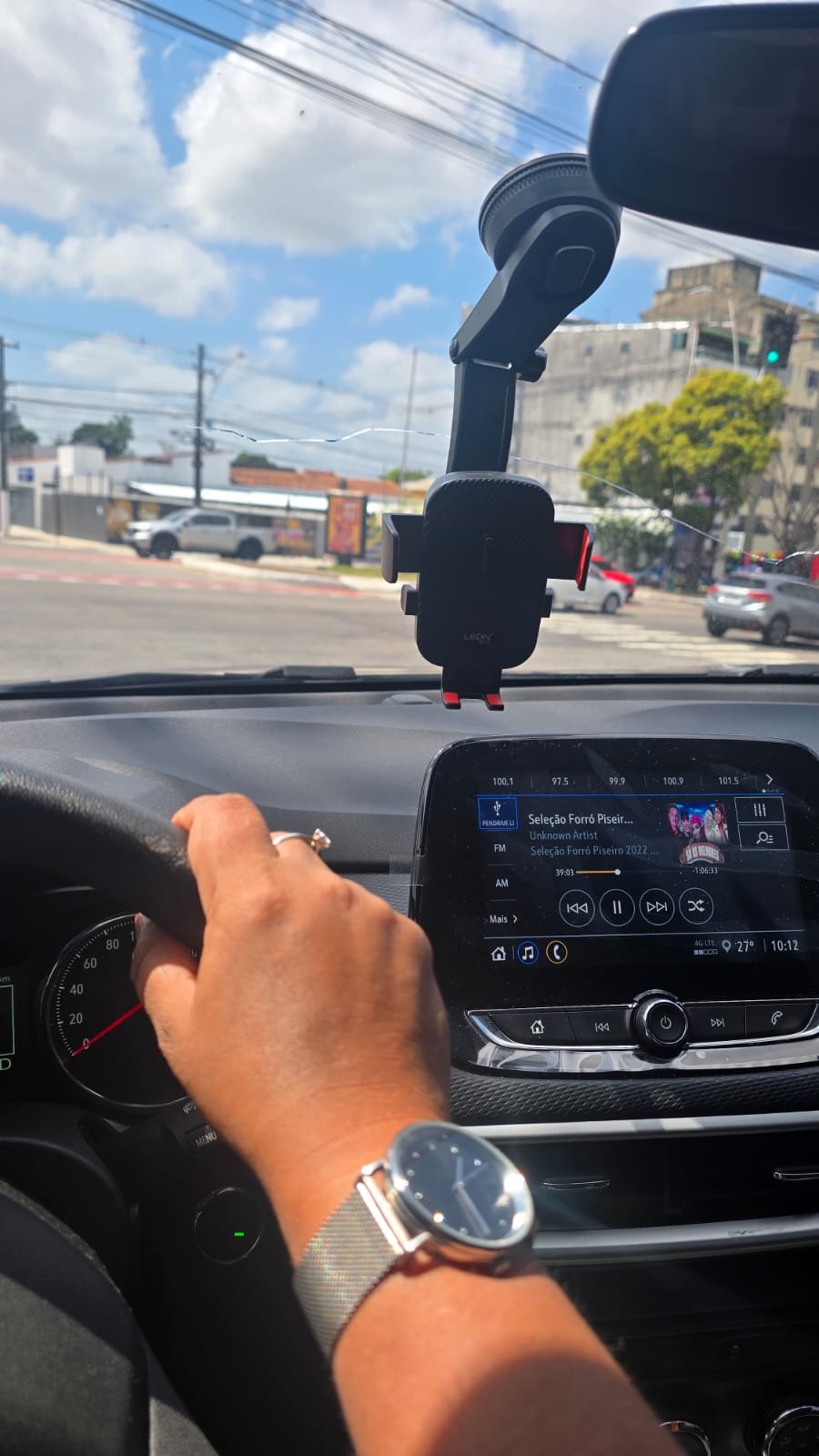 Visão do volante e painel com Lilian Sousa motorista particular